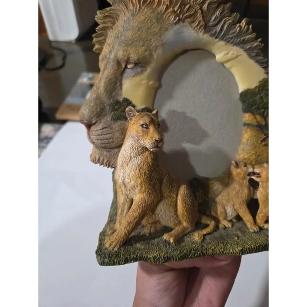Lion Family 3D Resin Picture Frame Safari Wildlife Decor Lioness and Cubs Oval